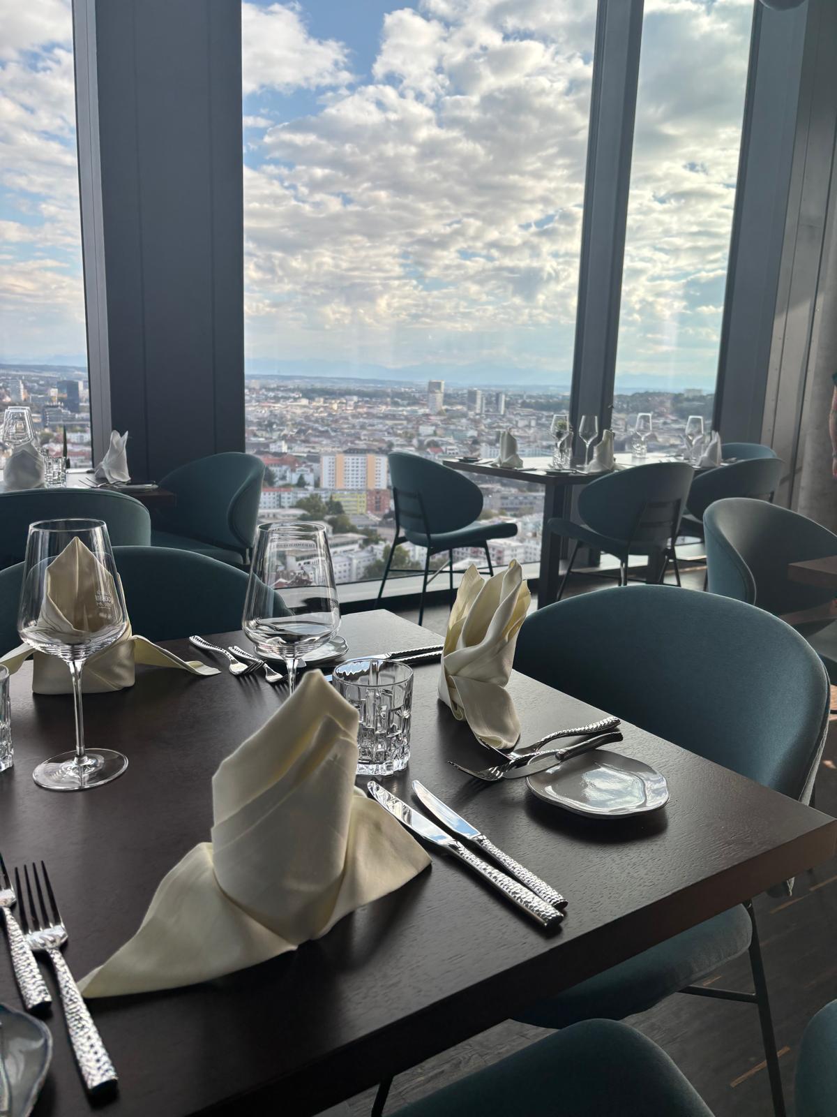 Fotopost: Gedeckter Tisch über Linz