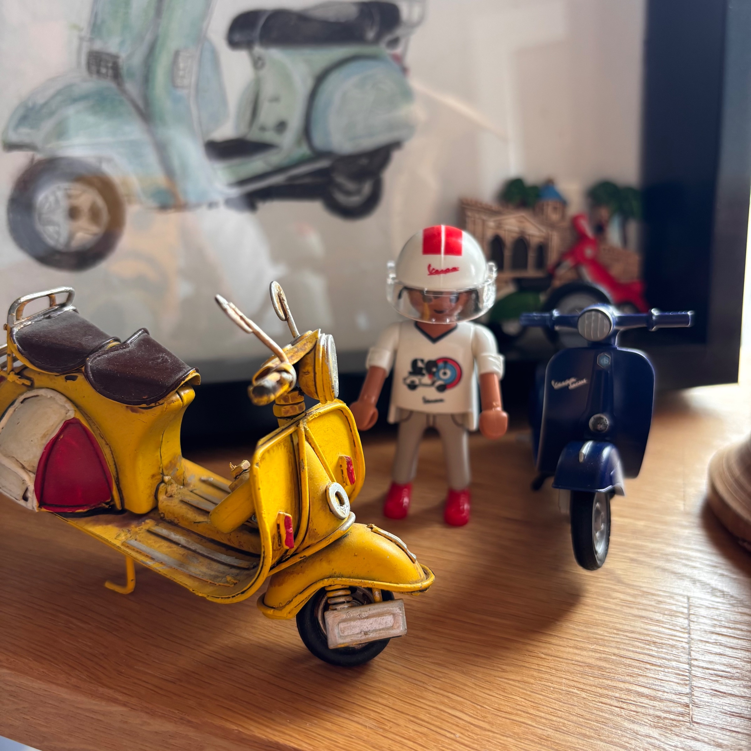 Fotopost: Kleiner Vespa-Fuhrpark am Regal